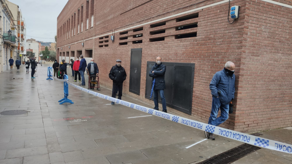 Cua de votants a primera hora del matí de la Casa de Cultura