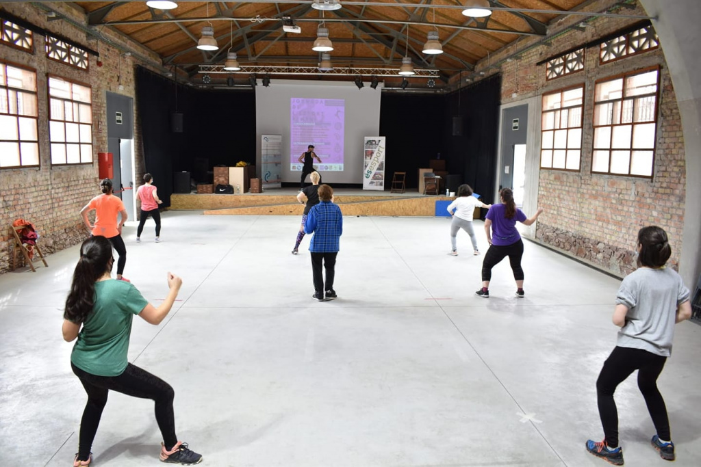 Assistents a les jornades de l'esport fent zumba