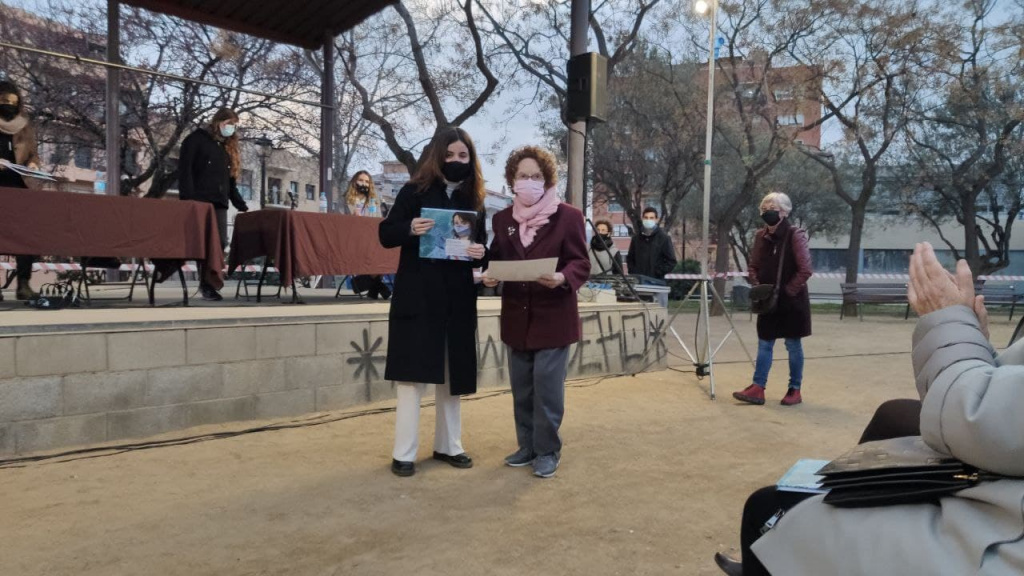 Entrega de Llibre i làmina de la mà de l'autora a cada una de les quinze dones