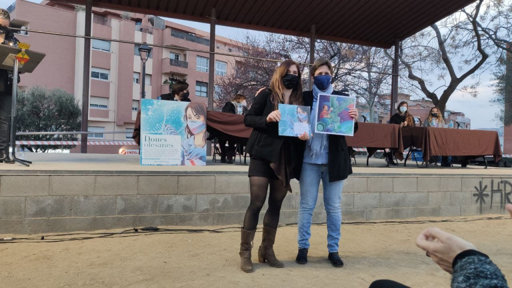 Entrega de Llibre i làmina de la mà de l'autora a cada una de les quinze dones