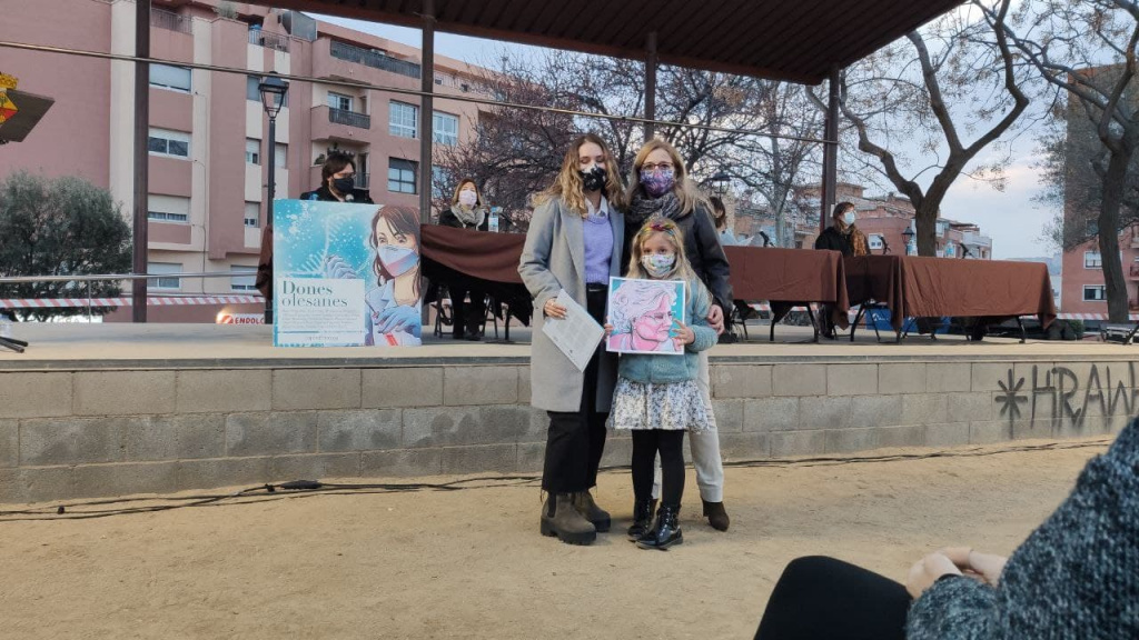 Entrega de Llibre i làmina de la mà de l'autora a cada una de les quinze dones