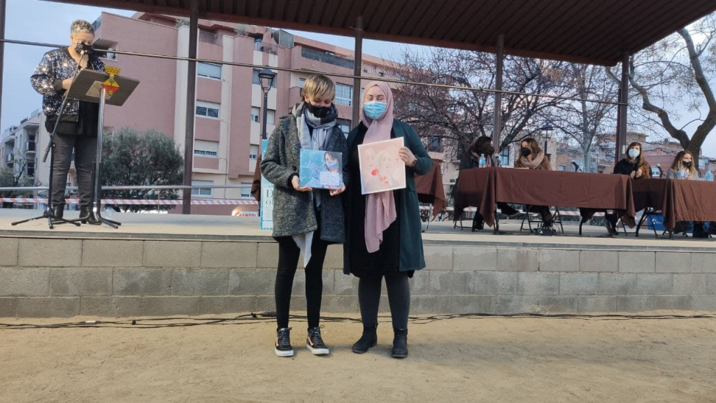 Entrega de Llibre i làmina de la mà de l'autora a cada una de les quinze dones