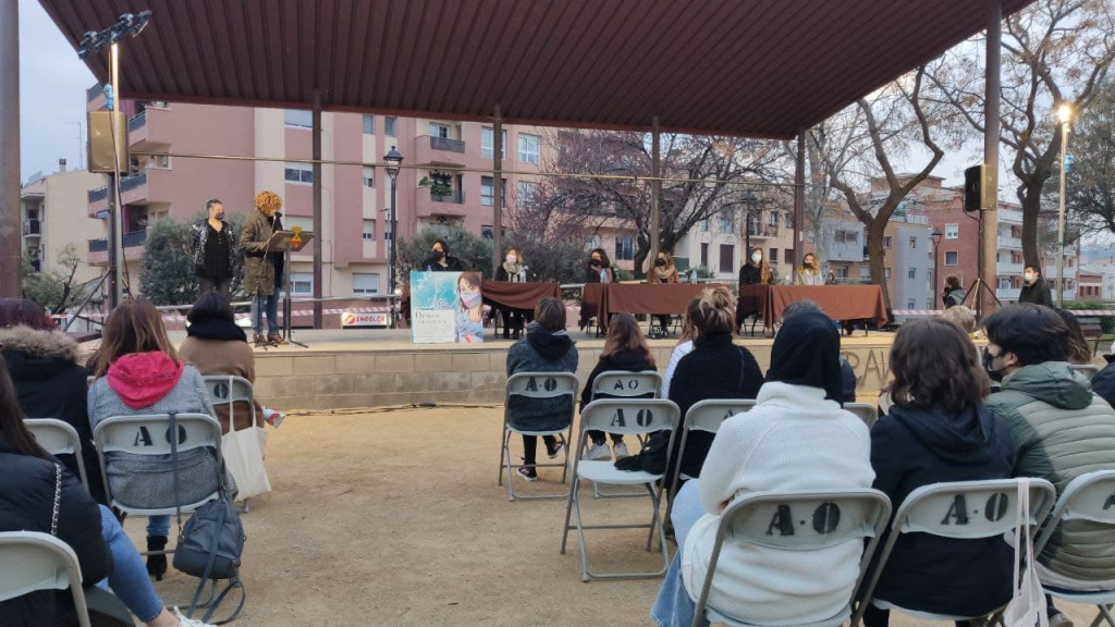 Assistents a l'acte de presentació del llibre al Parc Municipal