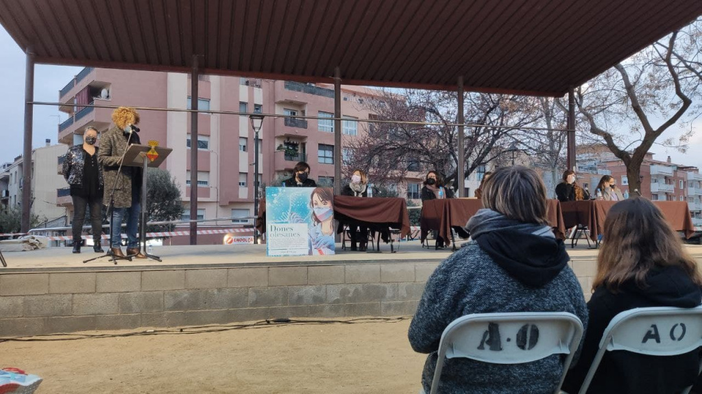 Assistents a l'acte de presentació del llibre al Parc Municipal