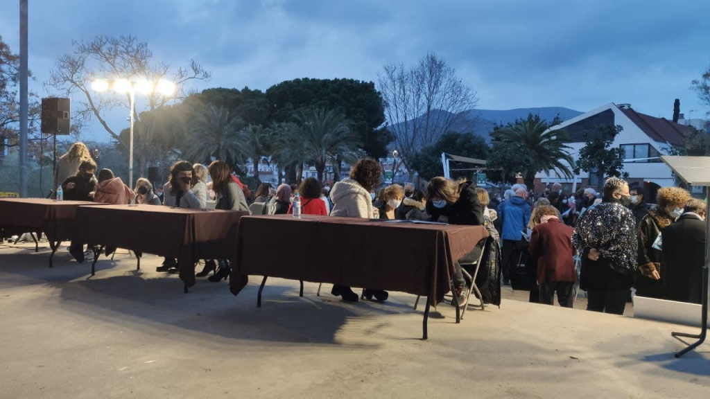 Assistents a l'acte de presentació del llibre al Parc Municipal