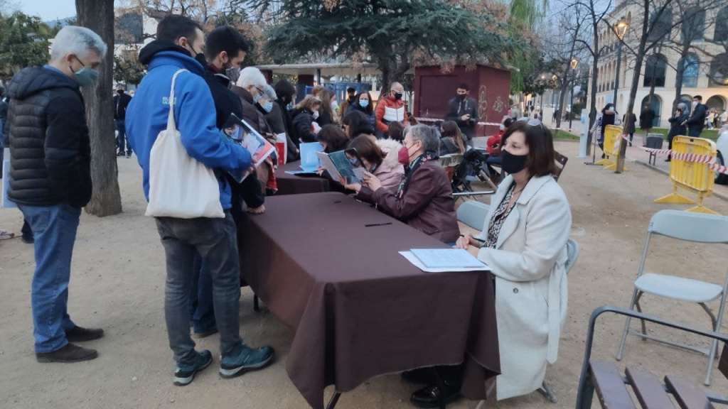 Taules amb cua per la signatura del Llibre