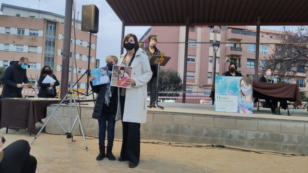 Entrega de Llibre i làmina de la mà de l'autora a cada una de les quinze dones