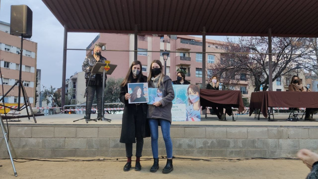 Entrega de Llibre i làmina de la mà de l'autora a cada una de les quinze dones