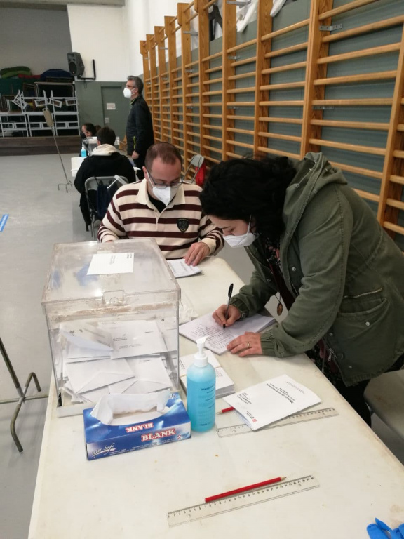 Mesa electoral a l'escola josep ferra i esteva