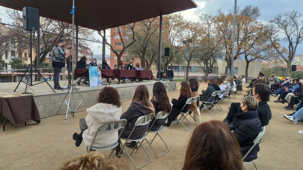 Assistents a la presentació del llibre al Parc Municipal