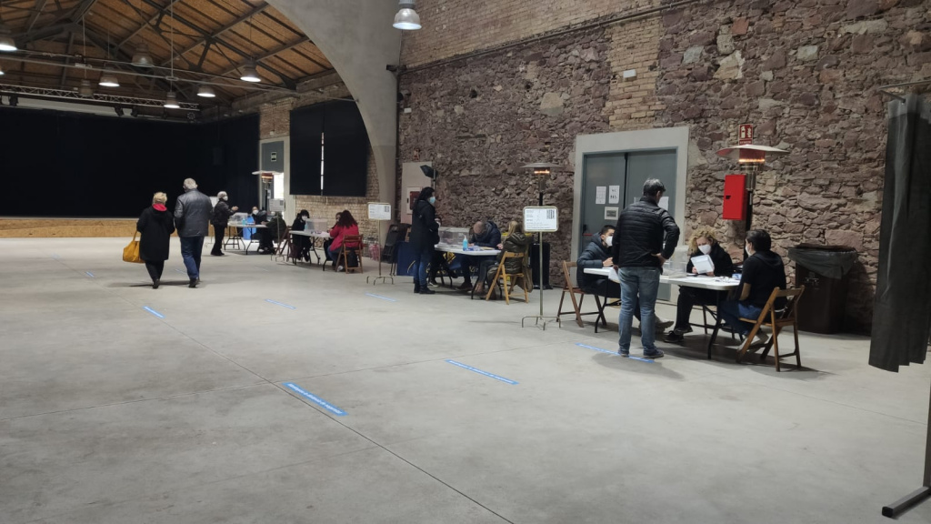 votació a primera hora del matí al col·legi electoral del escorxador