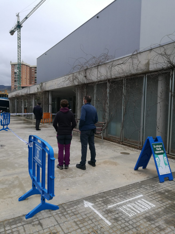 Votants a primera hora del matí al pavelló de Sant Bernat