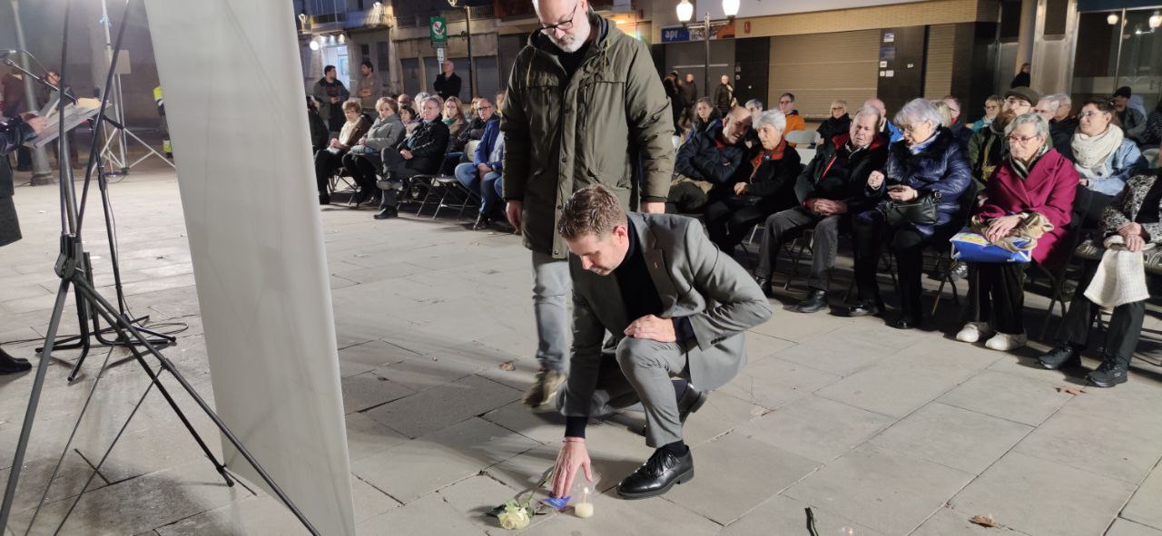 Ofrena floral durant l'acte d'homenatge dels olesans víctimes dels camps nazis. Gener 2024.