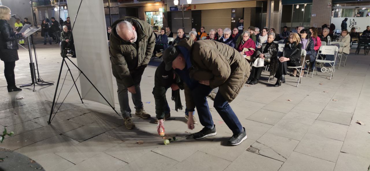 Ofrena floral durant l'acte d'homenatge dels olesans víctimes dels camps nazis. Gener 2024.