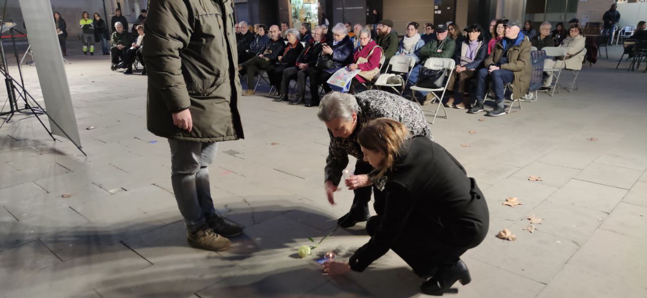 Ofrena floral durant l'acte d'homenatge dels olesans víctimes dels camps nazis. Gener 2024.