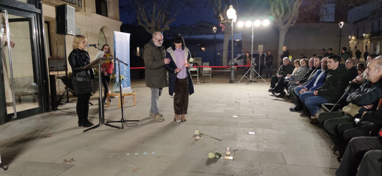 Ofrena floral durant l'acte d'homenatge dels olesans víctimes dels camps nazis. Gener 2024.