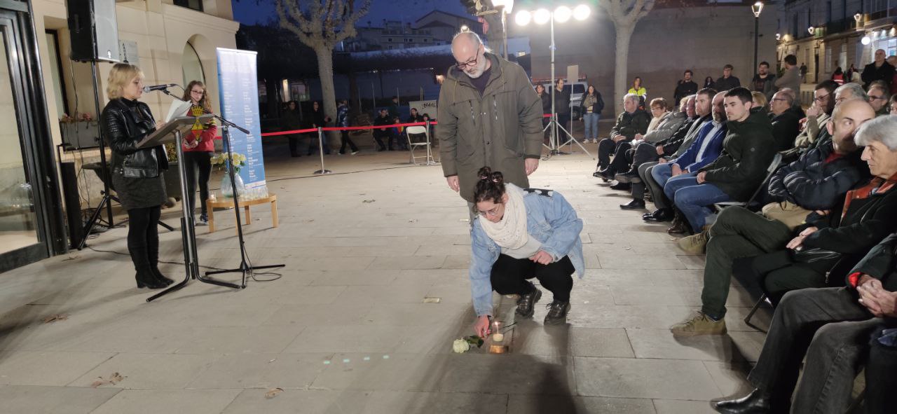 Ofrena floral durant l'acte d'homenatge dels olesans víctimes dels camps nazis. Gener 2024.