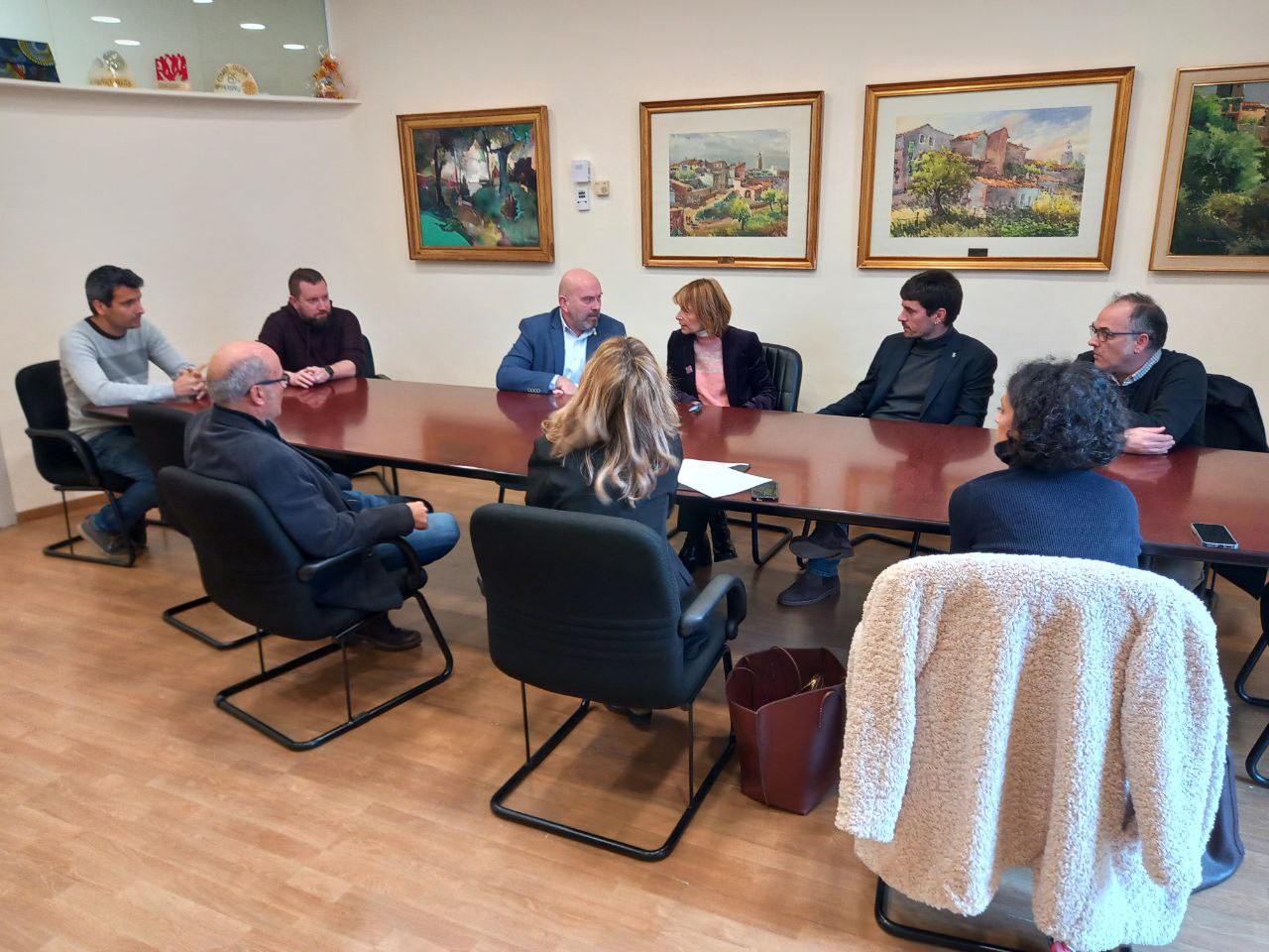 Visita de la presidenta de la Diputació de Barcelona, Lluïsa Moret, a l'Ajuntament per a les obres d'ampliació de la biblioteca Santa Oliva