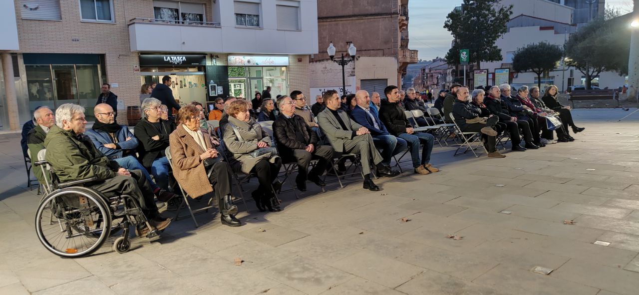 Ofrena floral durant l'acte d'homenatge dels olesans víctimes dels camps nazis. Gener 2024.