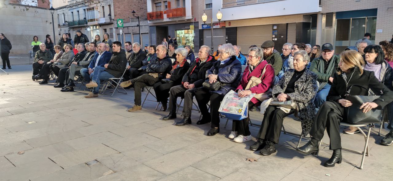 Ofrena floral durant l'acte d'homenatge dels olesans víctimes dels camps nazis. Gener 2024.