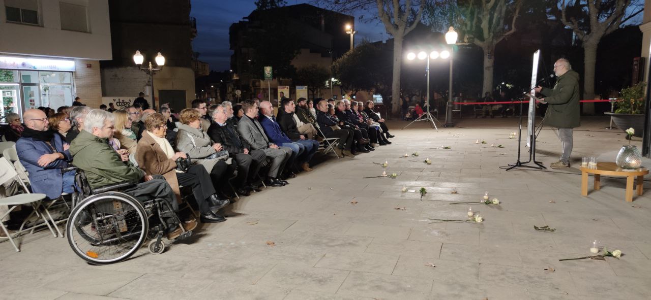 Ofrena floral durant l'acte d'homenatge dels olesans víctimes dels camps nazis. Gener 2024.