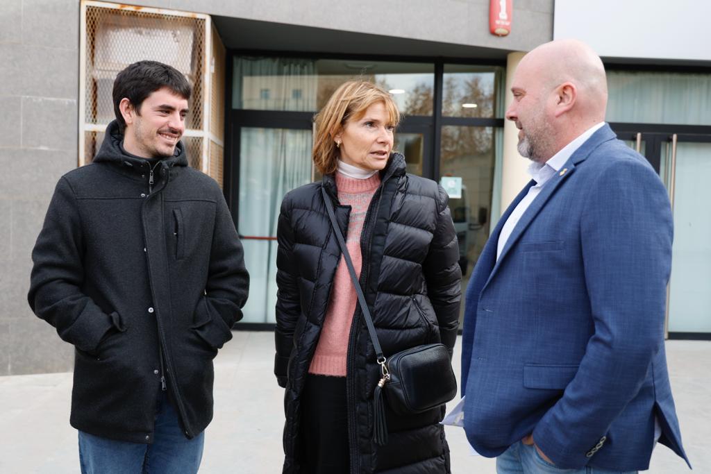 Visita de la presidenta de la Diputació de Barcelona, Lluïsa Moret, a l'Ajuntament per a les obres d'ampliació de la biblioteca Santa Oliva