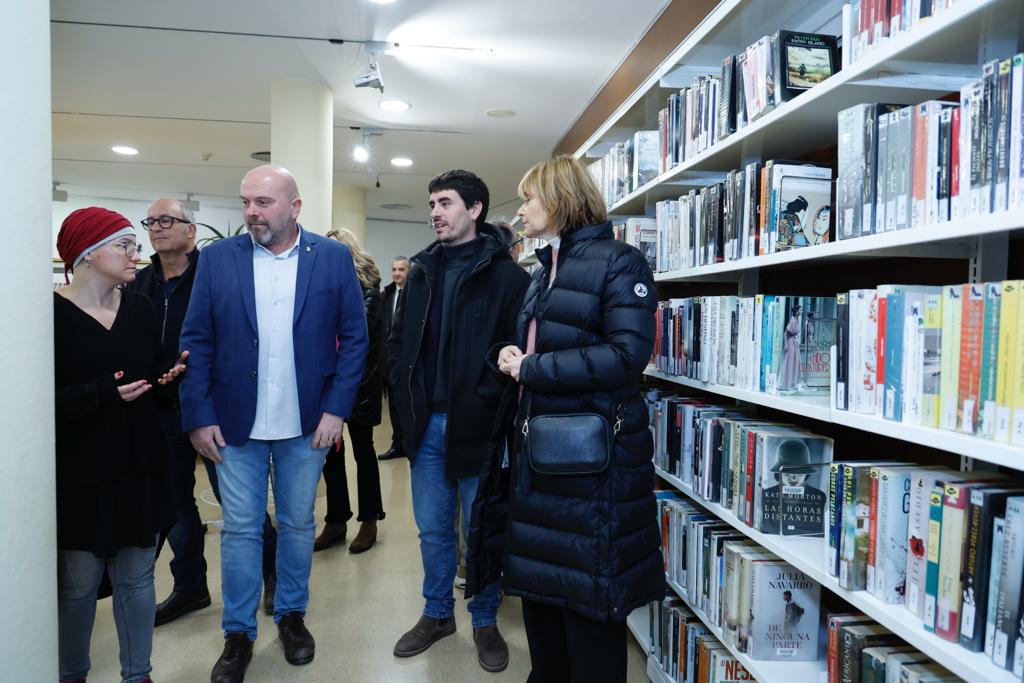 Visita de la presidenta de la Diputació de Barcelona, Lluïsa Moret, a l'Ajuntament per a les obres d'ampliació de la biblioteca Santa Oliva