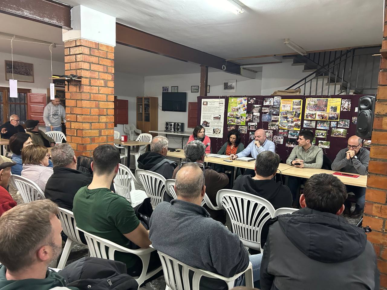 Reunió de l'Ajuntament i el Departament de Drets Socials al local social de l'AV d'Oasis. 