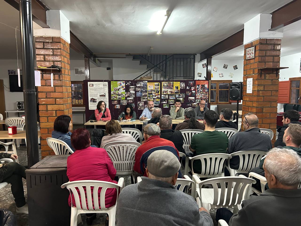 Reunió de l'Ajuntament i el Departament de Drets Socials al local social de l'AV d'Oasis. 