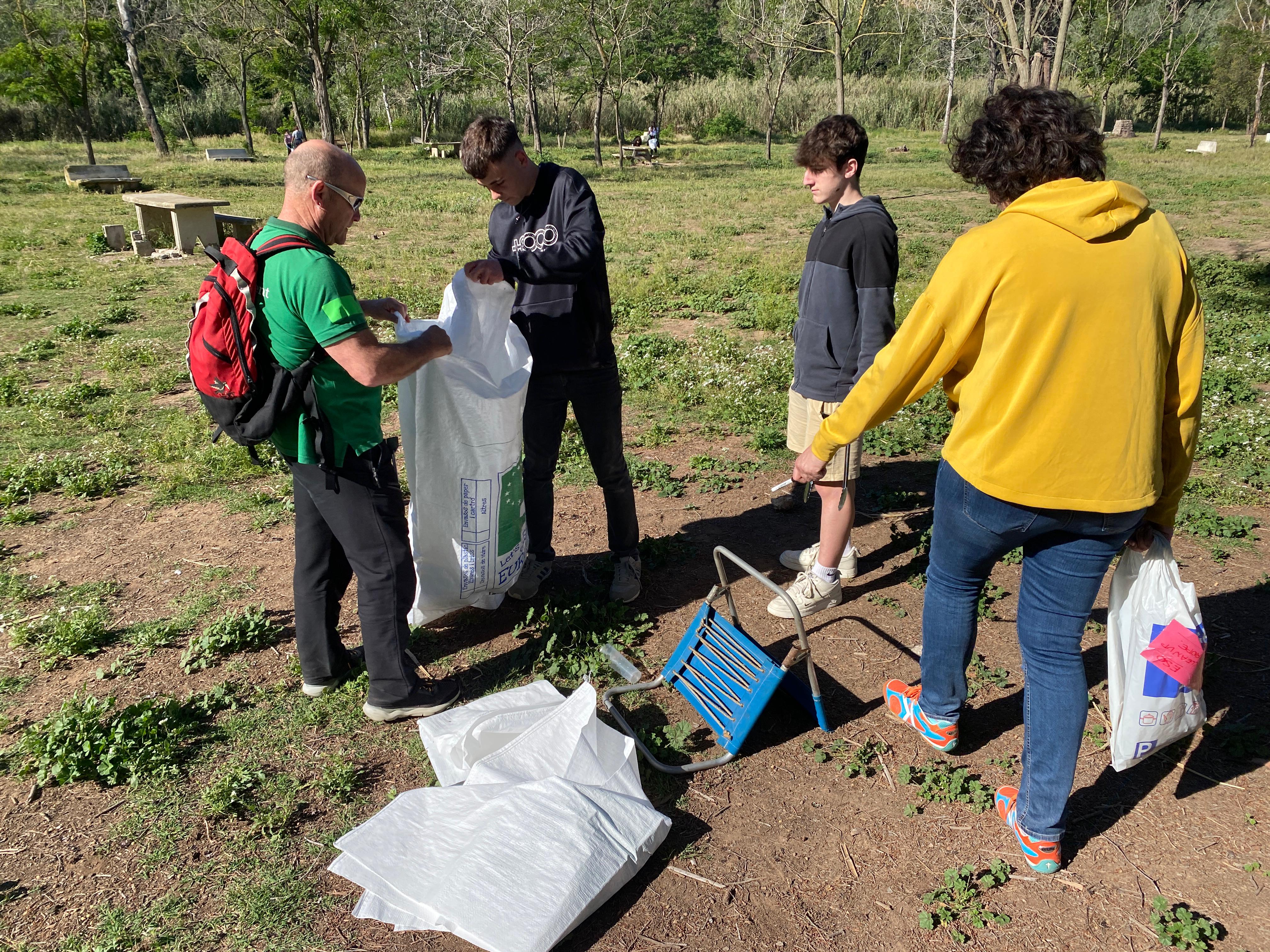 Fotografia d'alumnes recollint deixalles a l'Areny del Molí per la campanya Let's Clean Up Europe 2024