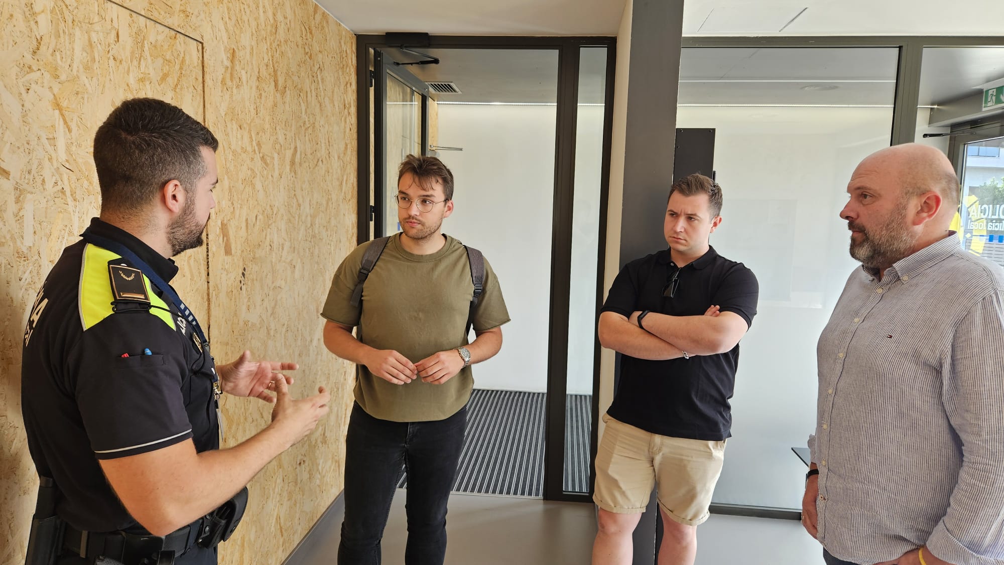 Visita de l'alcalde i el regidor de Seguretat Ciutadana de Masquefa a la Policia local d'Olesa