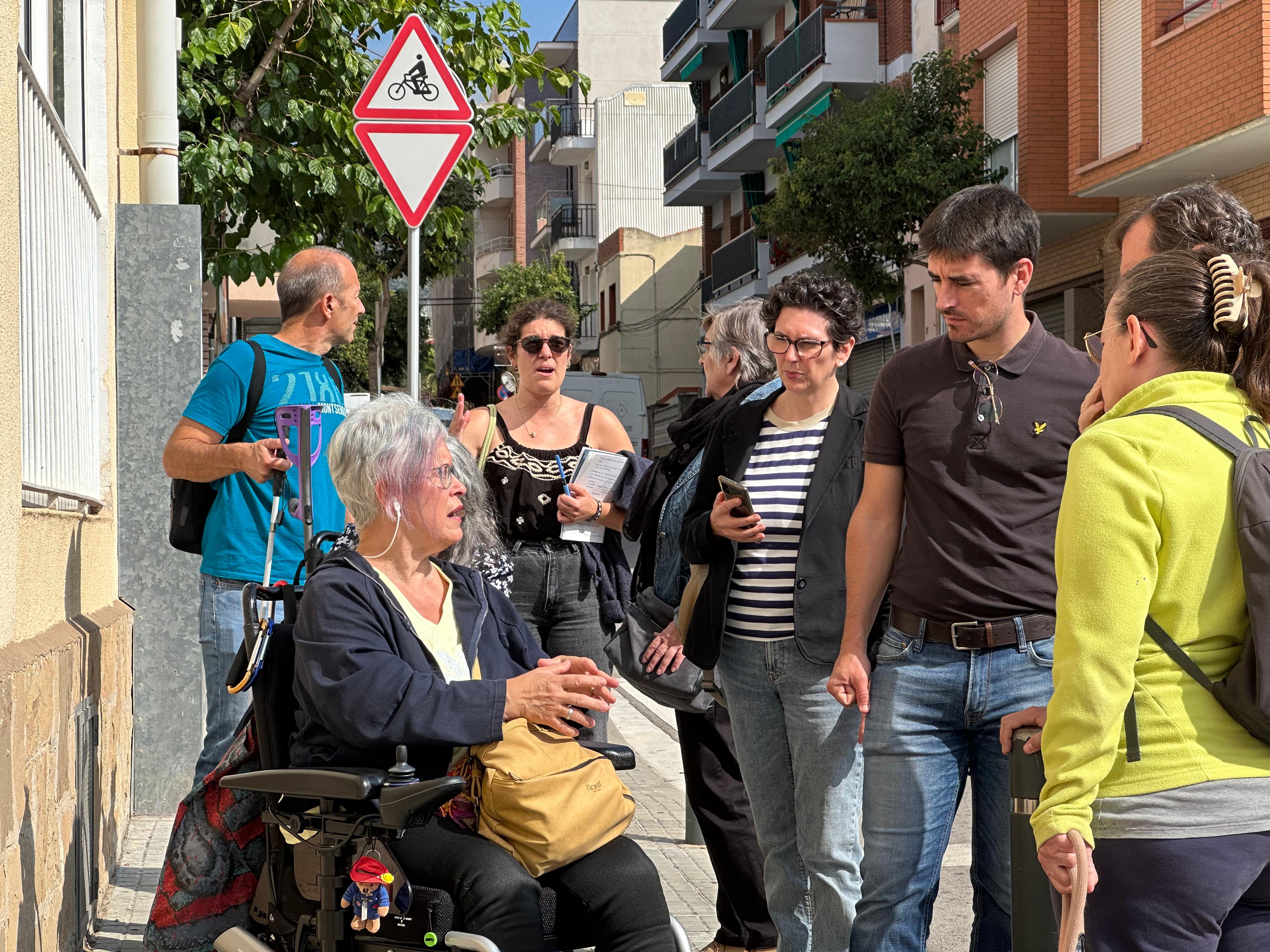 Marc Serradó i personal de l'Ajuntament escolten les recomanacions de persones del col·lectiu amb capacitats diverses