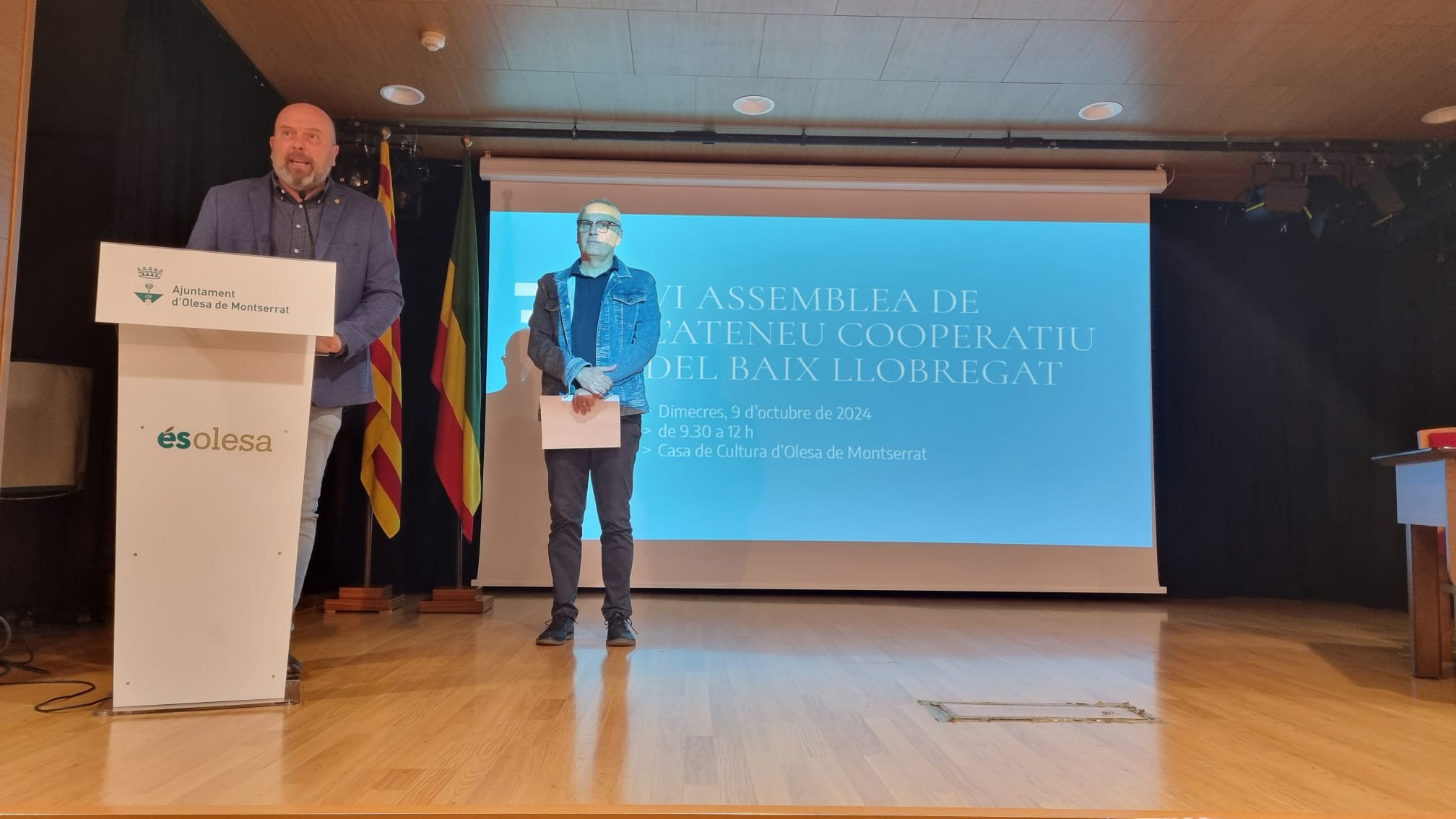 Jordi Parent parla davant el públic assistent a la segona Assemblea de l'Ateneu Cooperatiu del Baix Llobregat